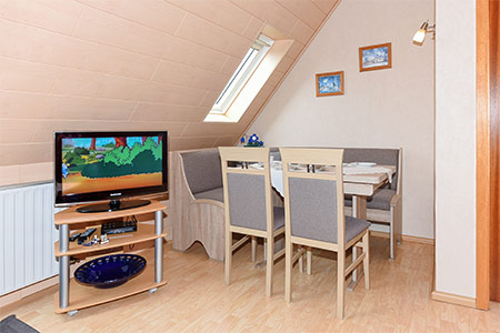 Ferienwohnung „Haus Fooken“ - Wohnzimmer mit integriertem Küchenbereich