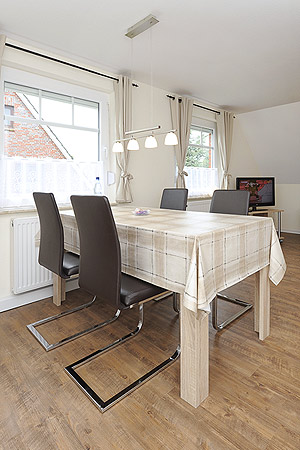 Ferienwohnung „Obergeschoss“ - Wohnzimmer mit integriertem Küchenbereich