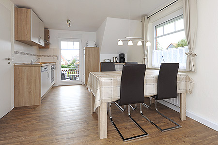 Ferienwohnung „Obergeschoss“ - Wohnzimmer mit integriertem Küchenbereich