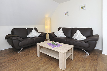 Ferienwohnung „Obergeschoss“ - Wohnzimmer mit integriertem Küchenbereich