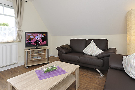 Ferienwohnung „Obergeschoss“ - Wohnzimmer mit integriertem Küchenbereich