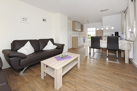 Ferienwohnung „Obergeschoss“ - Wohnzimmer mit integriertem Küchenbereich
