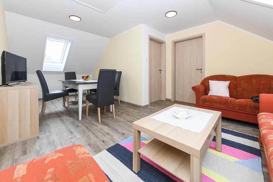 Ferienwohnung „Groß“ - Wohnzimmer mit Essbereich