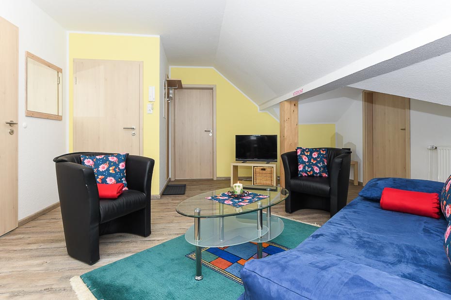 Ferienwohnung „Klein“ - Wohnzimmer mit integriertem Küchenbereich