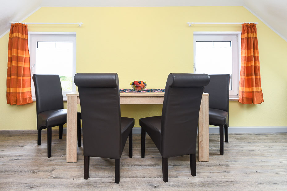 Ferienwohnung „Klein“ - Wohnzimmer mit integriertem Küchenbereich