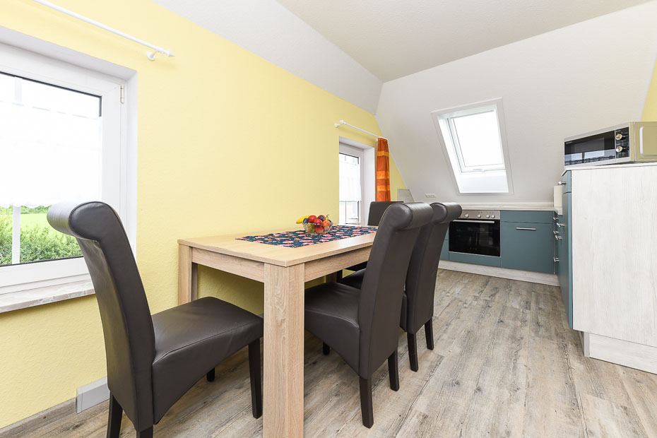 Ferienwohnung „Klein“ - Wohnzimmer mit integriertem Küchenbereich