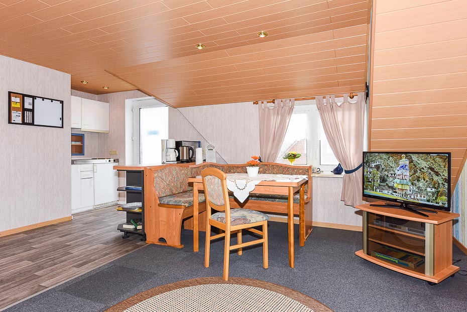 Ferienwohnung „Haus Janssen“ - Wohnzimmer mit integriertem Küchenbereich