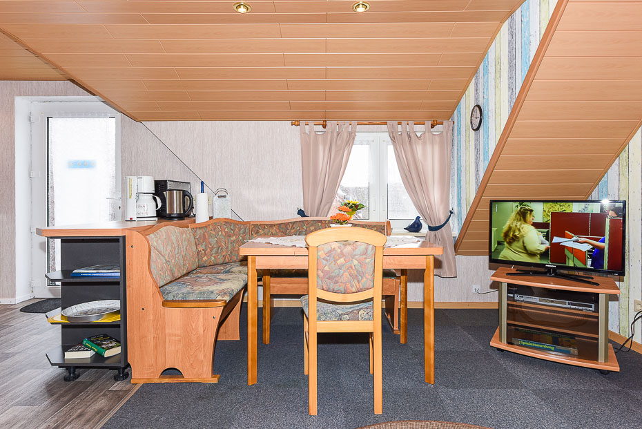 Ferienwohnung „Haus Janssen“ - Wohnzimmer mit integriertem Küchenbereich