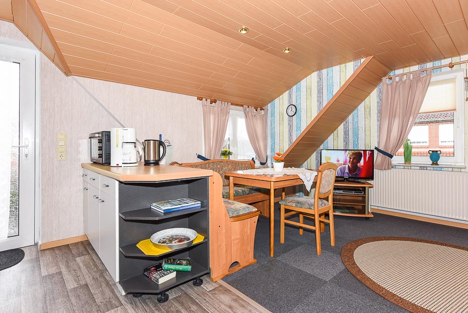 Ferienwohnung „Haus Janssen“ - Wohnzimmer mit integriertem Küchenbereich