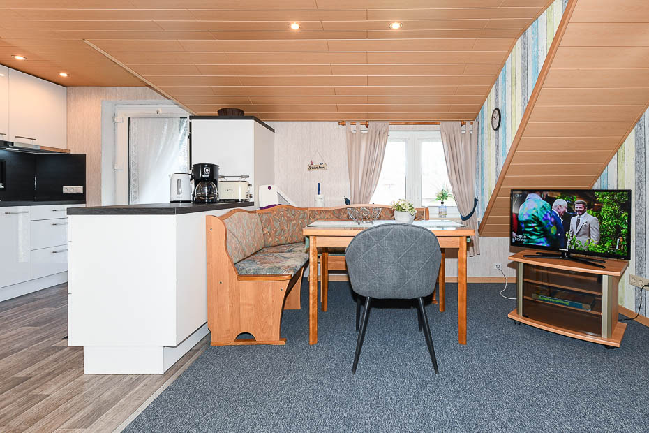 Ferienwohnung „Haus Janssen“ - Wohnzimmer mit integriertem Küchenbereich