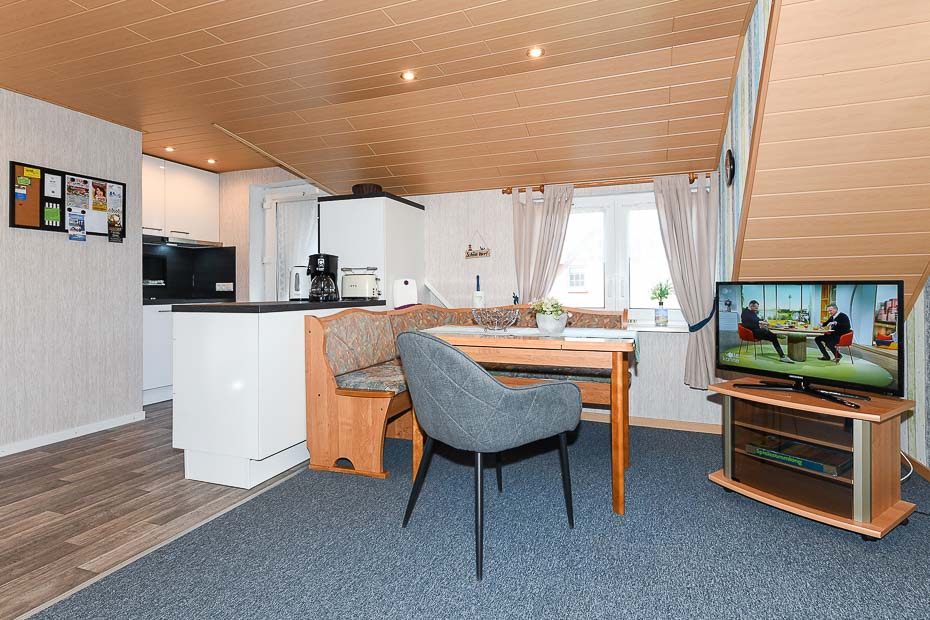 Ferienwohnung „Haus Janssen“ - Wohnzimmer mit integriertem Küchenbereich