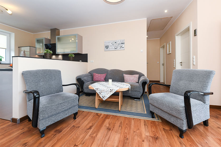 Ferienwohnung „Rehblick“ - Wohnzimmer mit integriertem Küchenbereich