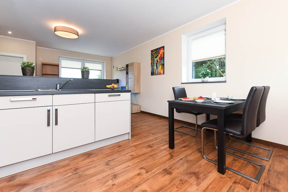 Ferienwohnung „Rehblick“ - Wohnzimmer mit integriertem Küchenbereich