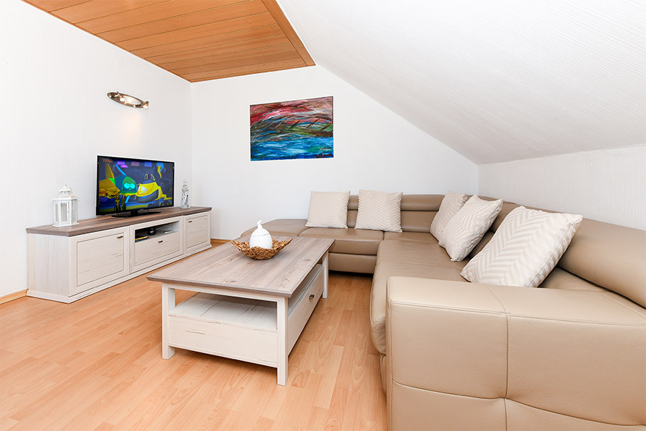 Ferienwohnung „Rotbuche“ - Wohnzimmer mit integriertem Küchen- und Essbereich