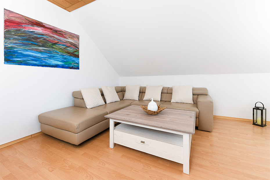 Ferienwohnung „Rotbuche“ - Wohnzimmer mit integriertem Küchen- und Essbereich