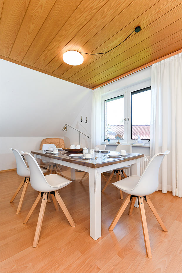 Ferienwohnung „Rotbuche“ - Wohnzimmer mit integriertem Küchen- und Essbereich