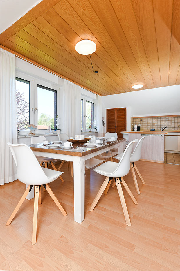 Ferienwohnung „Rotbuche“ - Wohnzimmer mit integriertem Küchen- und Essbereich