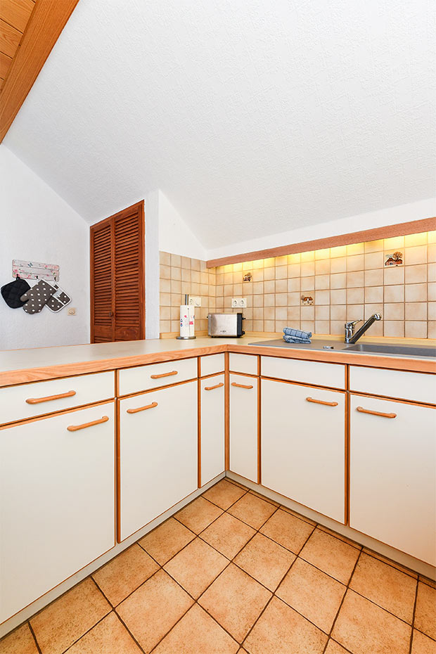 Ferienwohnung „Rotbuche“ - Wohnzimmer mit integriertem Küchen- und Essbereich