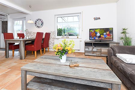 Ferienwohnung 1 - Wohnzimmer mit integriertem Küchenbereich