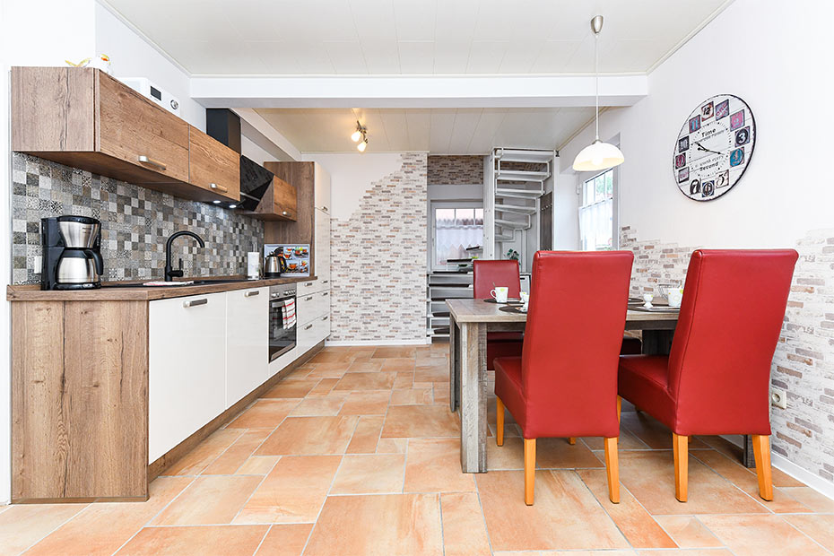 Ferienwohnung 1 - Wohnzimmer mit integriertem Küchenbereich