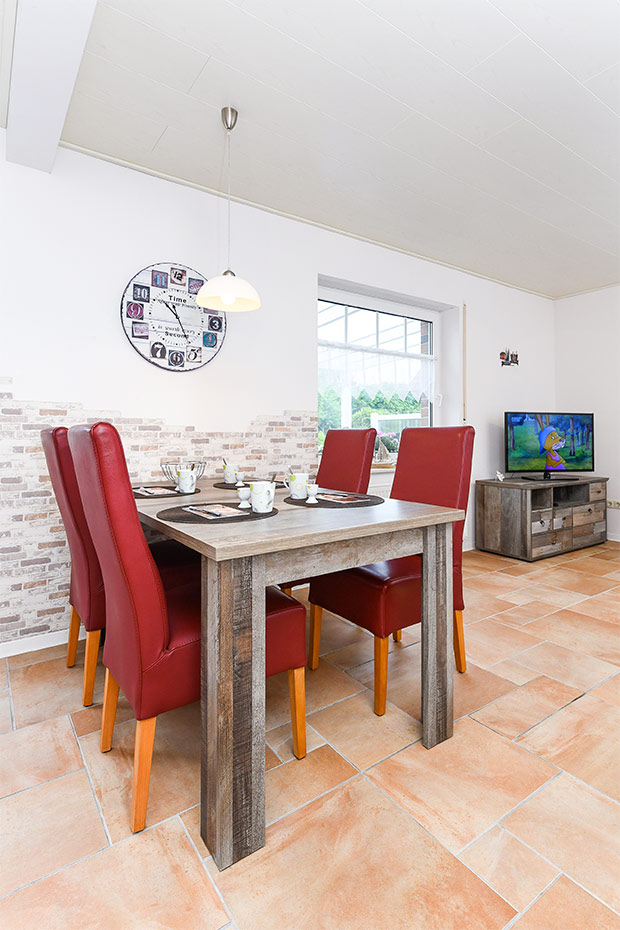 Ferienwohnung 1 - Wohnzimmer mit integriertem Küchenbereich