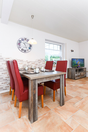 Ferienwohnung 1 - Wohnzimmer mit integriertem Küchenbereich