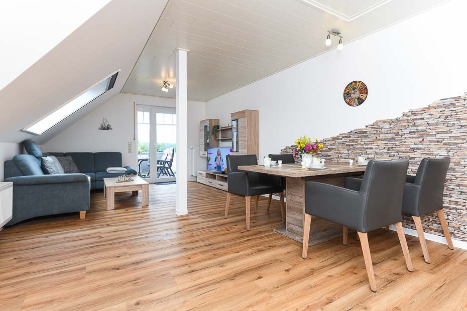 Ferienwohnung 2 - Wohnzimmer mit integriertem Küchenbereich und Essgruppe