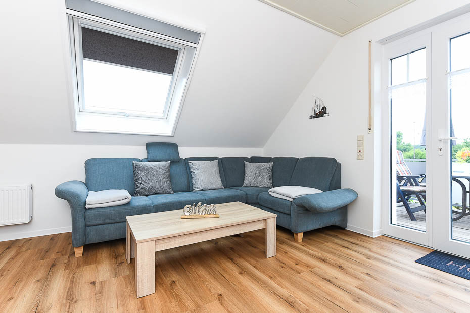 Ferienwohnung 2 - Wohnzimmer mit integriertem Küchenbereich und Essgruppe