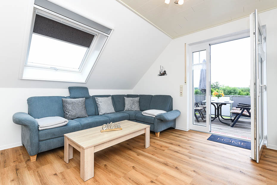 Ferienwohnung 2 - Wohnzimmer mit integriertem Küchenbereich und Essgruppe