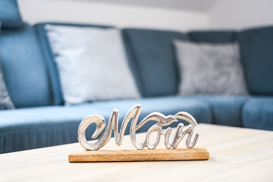 Ferienwohnung 2 - Wohnzimmer mit integriertem Küchenbereich und Essgruppe