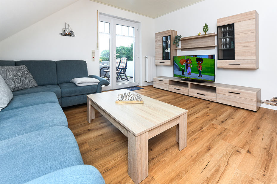 Ferienwohnung 2 - Wohnzimmer mit integriertem Küchenbereich und Essgruppe