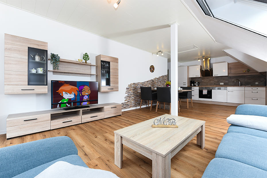 Ferienwohnung 2 - Wohnzimmer mit integriertem Küchenbereich und Essgruppe