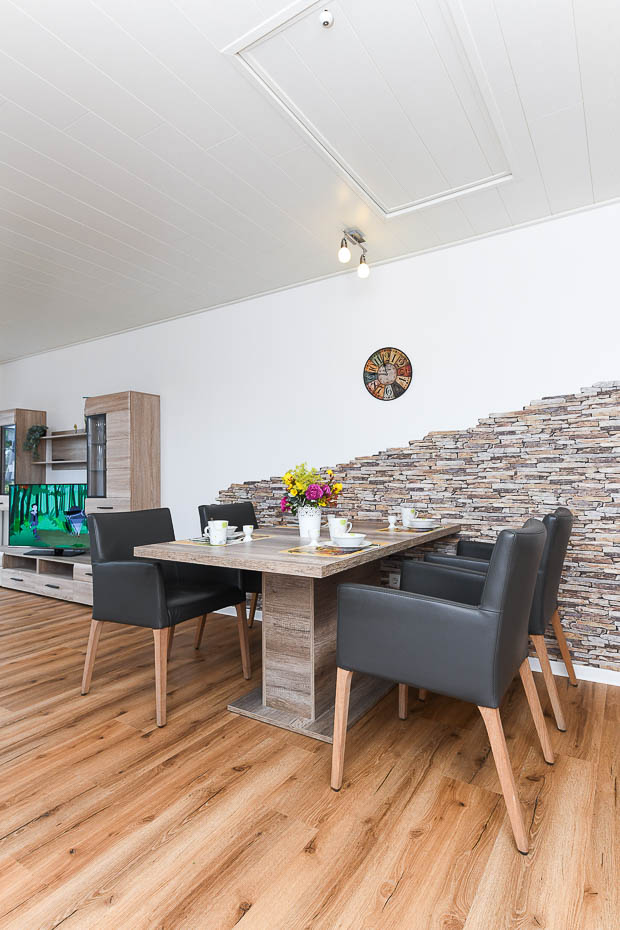 Ferienwohnung 2 - Wohnzimmer mit integriertem Küchenbereich und Essgruppe