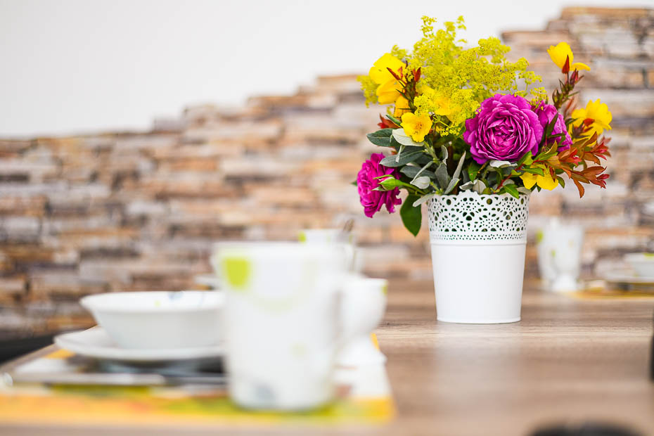 Ferienwohnung 2 - Wohnzimmer mit integriertem Küchenbereich und Essgruppe