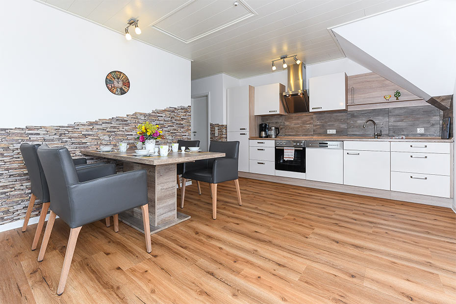 Ferienwohnung 2 - Wohnzimmer mit integriertem Küchenbereich und Essgruppe