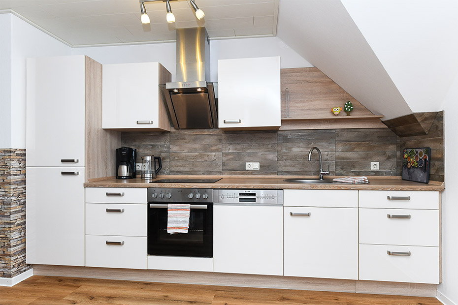 Ferienwohnung 2 - Wohnzimmer mit integriertem Küchenbereich und Essgruppe