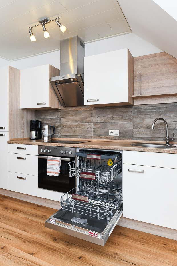 Ferienwohnung 2 - Wohnzimmer mit integriertem Küchenbereich und Essgruppe