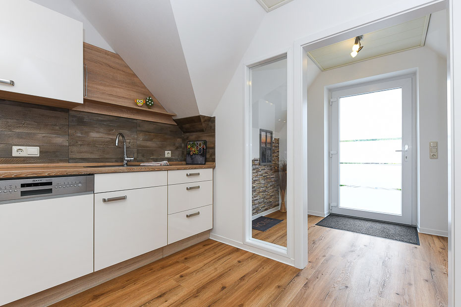 Ferienwohnung 2 - Wohnzimmer mit integriertem Küchenbereich und Essgruppe