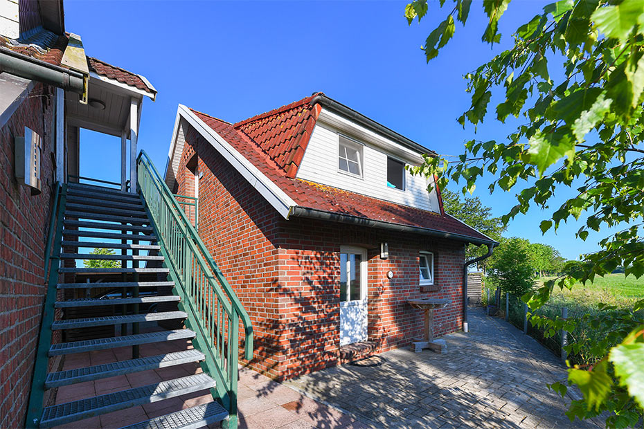 Ferienwohnung „Schwalbennest“ - Separater über eine Treppe zu erreichender Außeneingang des Haustraktes mit den beiden Ferienwohnungen.