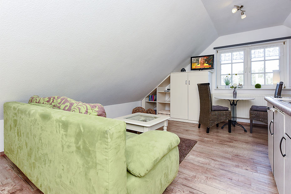 Ferienwohnung „Schwalbennest“ - Wohnraum mit integrierter Küche