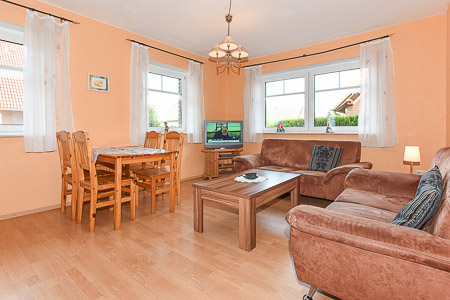 Ferienwohnung 1 - Wohnzimmer mit integriertem Küchenbereich