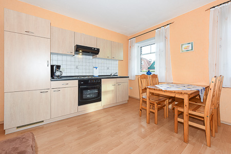 Ferienwohnung 1 - Wohnzimmer mit integriertem Küchenbereich