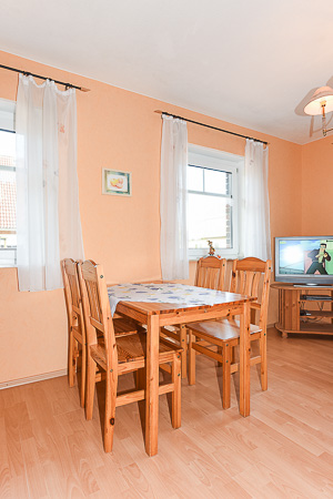 Ferienwohnung 1 - Wohnzimmer mit integriertem Küchenbereich