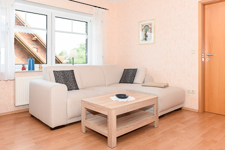 Ferienwohnung 2 - Wohnzimmer mit integriertem Küchenbereich