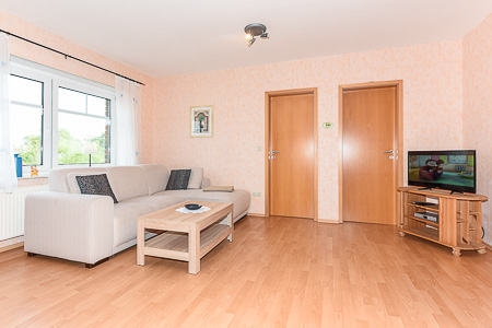 Ferienwohnung 2 - Wohnzimmer mit integriertem Küchenbereich