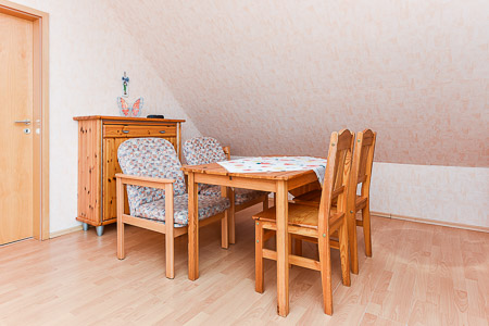 Ferienwohnung 2 - Wohnzimmer mit integriertem Küchenbereich