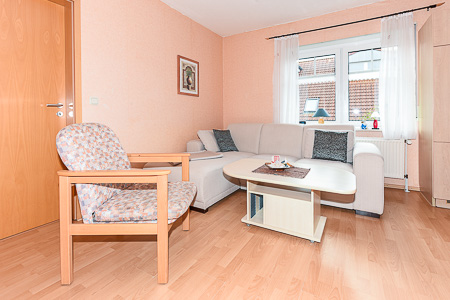 Ferienwohnung 3 - Wohnzimmer mit integriertem Küchenbereich