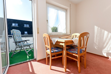 Ferienwohnung „Claassen“ - Wohnzimmer mit integriertem Küchenbereich