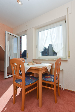 Ferienwohnung „Claassen“ - Wohnzimmer mit integriertem Küchenbereich