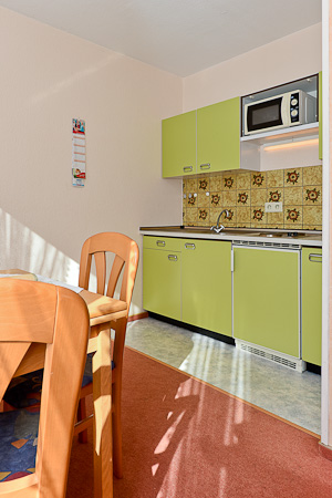 Ferienwohnung „Claassen“ - Wohnzimmer mit integriertem Küchenbereich